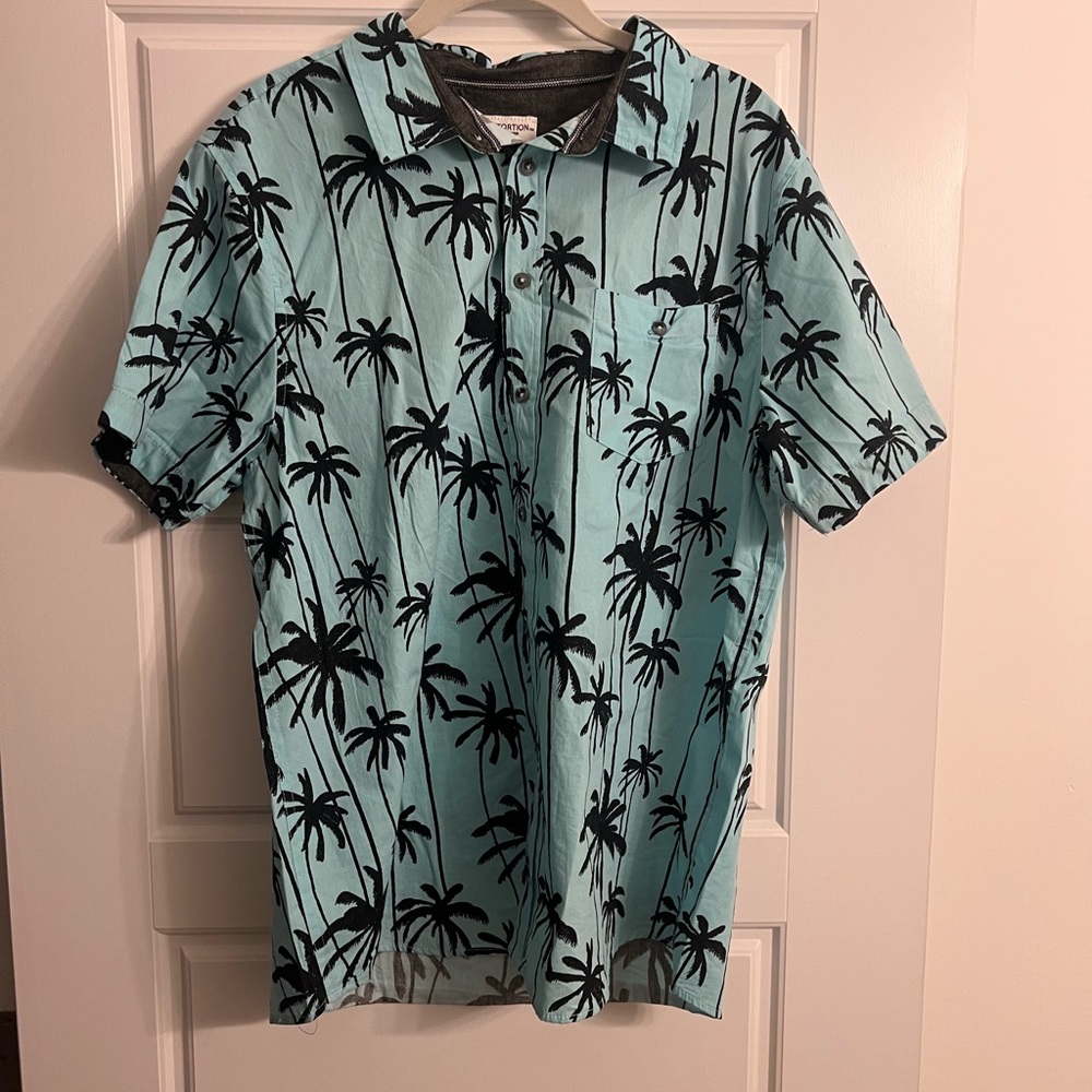 NWOT distortion blue black palm tree button down short sleeve size medium.Cotton